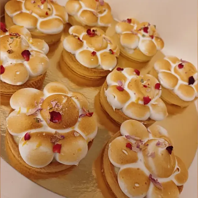 Tartlets mit flambiertem Baiser in Blütenform und getrockneten Rosenblättern aus der Patisserie in Jena
