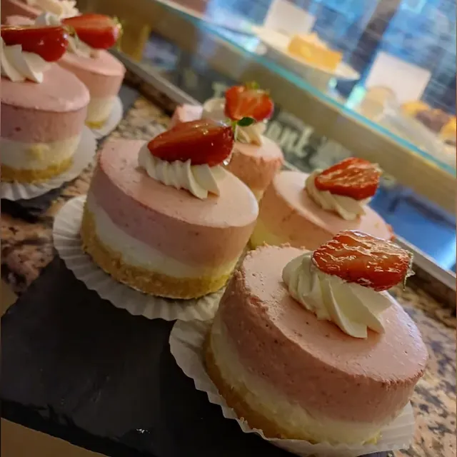 Erdbeermousse-Törtchen mit Sahnetupfen und glasierter Erdbeere vom Café am Markt in Jena