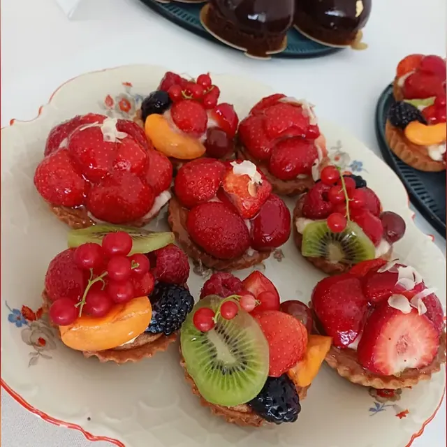 Tartlets mit Erdbeeren, Kiwi, Aprikose und Beeren auf Vanillecreme vom Café am Markt in Jena