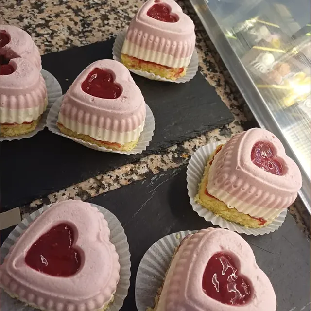 Herzförmige Mousse-Törtchen mit Himbeerfüllung im Herzfenster vom Café am Markt in Jena