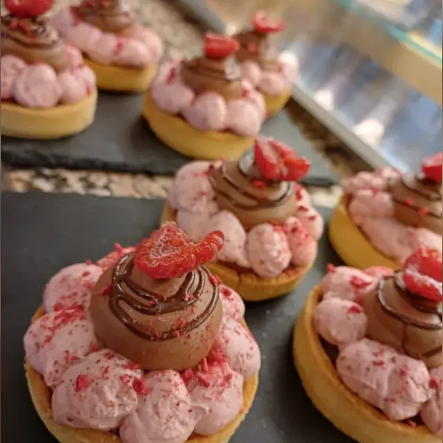 Tartlets mit Himbeercreme-Tupfen und Schokoladenhaube mit Himbeere vom Café am Markt in Jena