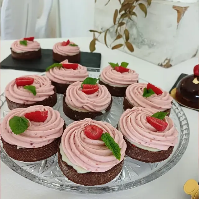 Schokoladen-Törtchen mit Himbeercreme-Rosette und frischer Himbeere aus der Konditorei in Jena