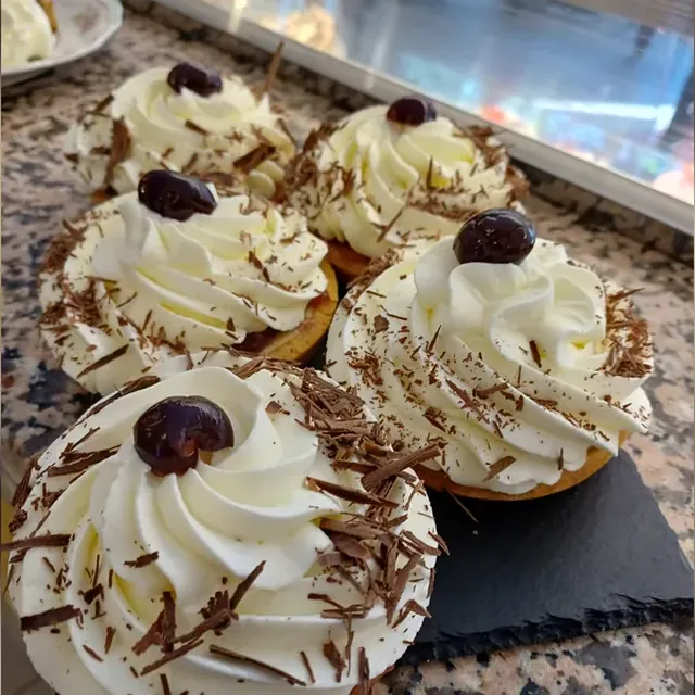 Tartlets mit Sahnehaube, Schokoladenraspeln und Amarenakirsche vom Café am Markt in Jena