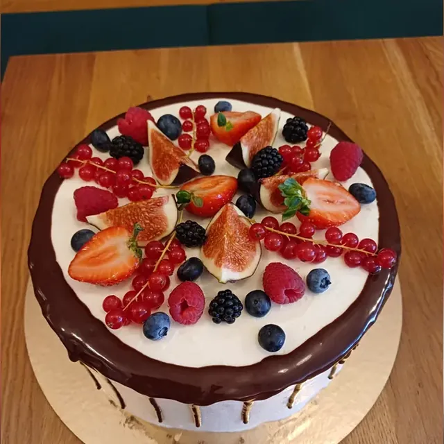 Torte mit Schokoladen-Drip, frischen Feigen, Erdbeeren und Johannisbeeren vom Café am Markt in Jena
