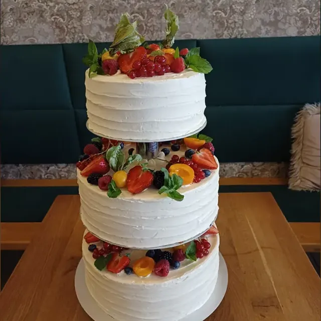 Dreistöckige Festtorte mit frischen Früchten und Beeren aus der Patisserie in Jena