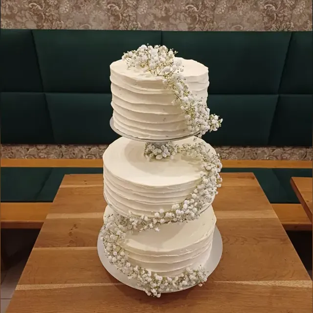 Dreistöckige Hochzeitstorte mit Sahne und Schleierkraut vom Café am Markt in Jena
