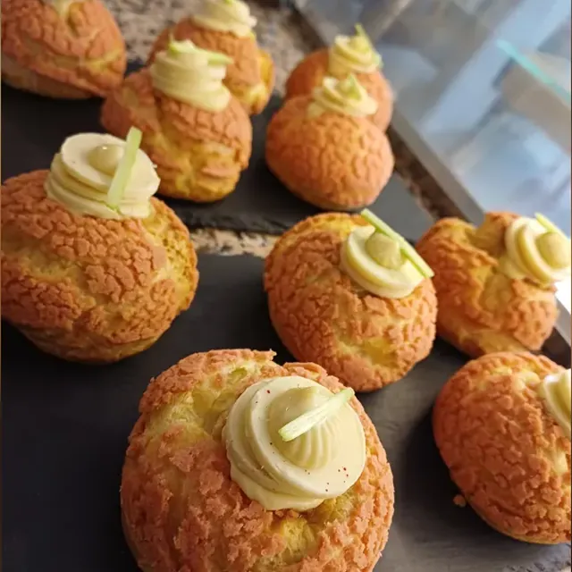 Gefüllte Windbeutel mit Craquelin und Vanillecreme vom Café am Markt in Jena